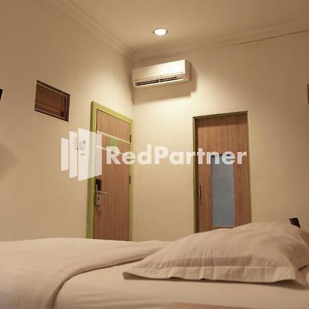 Wisma Sederhana Mitra Reddoorz Medan Exteriör bild