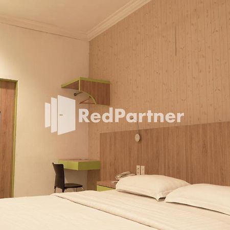Wisma Sederhana Mitra Reddoorz Medan Exteriör bild