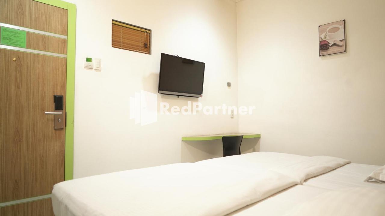 Wisma Sederhana Mitra Reddoorz Medan Exteriör bild