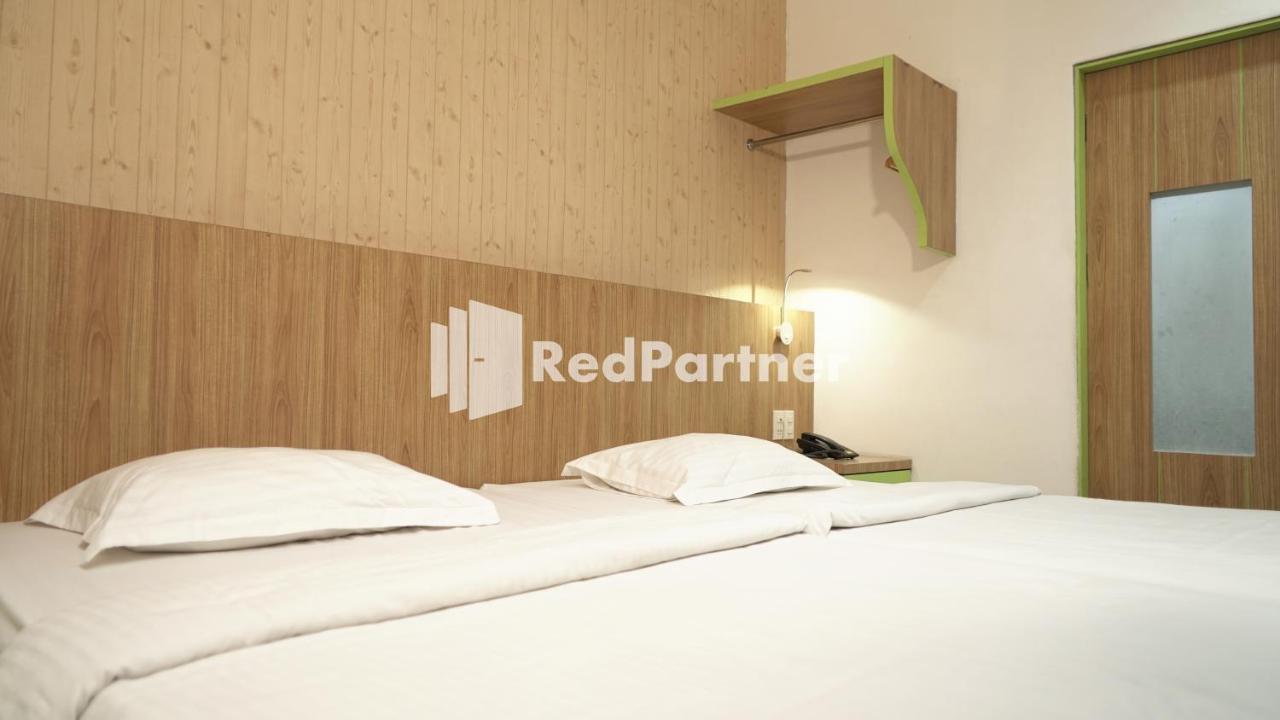 Wisma Sederhana Mitra Reddoorz Medan Exteriör bild