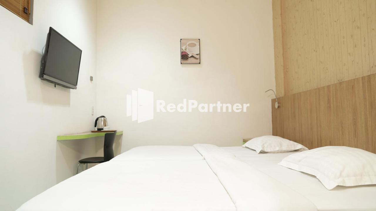 Wisma Sederhana Mitra Reddoorz Medan Exteriör bild