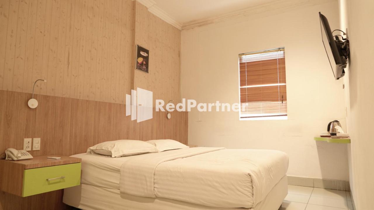 Wisma Sederhana Mitra Reddoorz Medan Exteriör bild