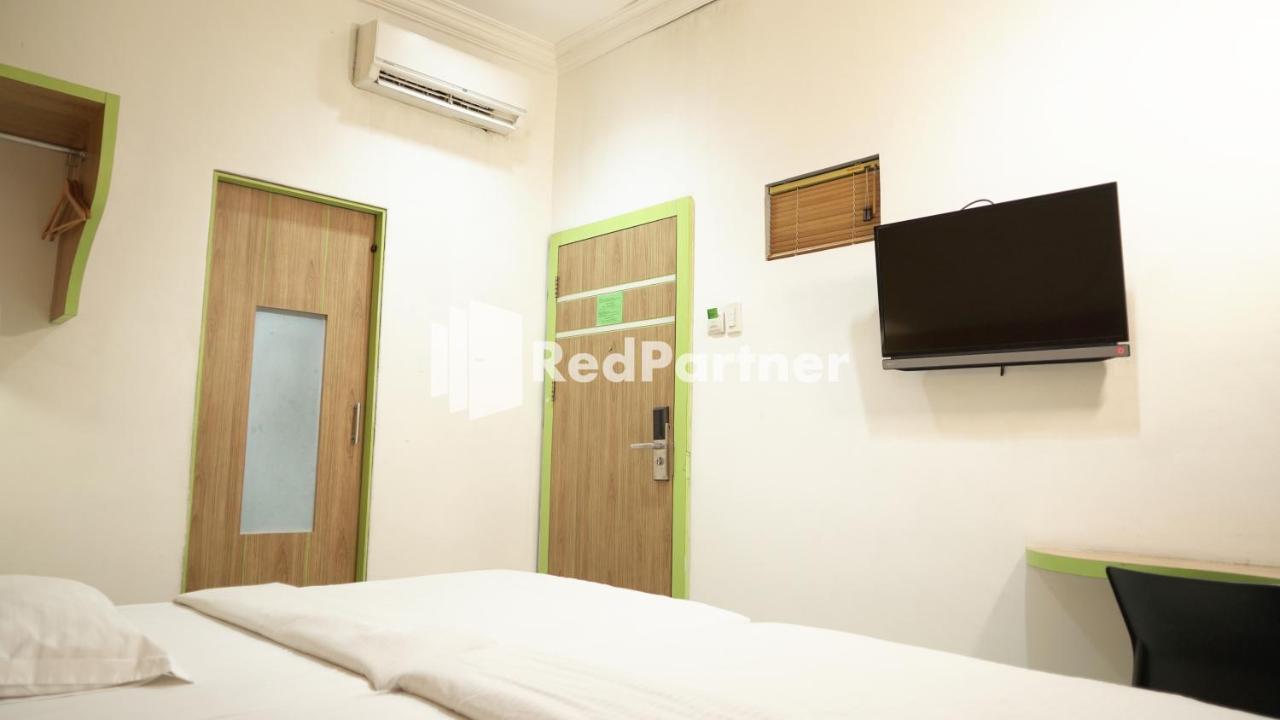 Wisma Sederhana Mitra Reddoorz Medan Exteriör bild
