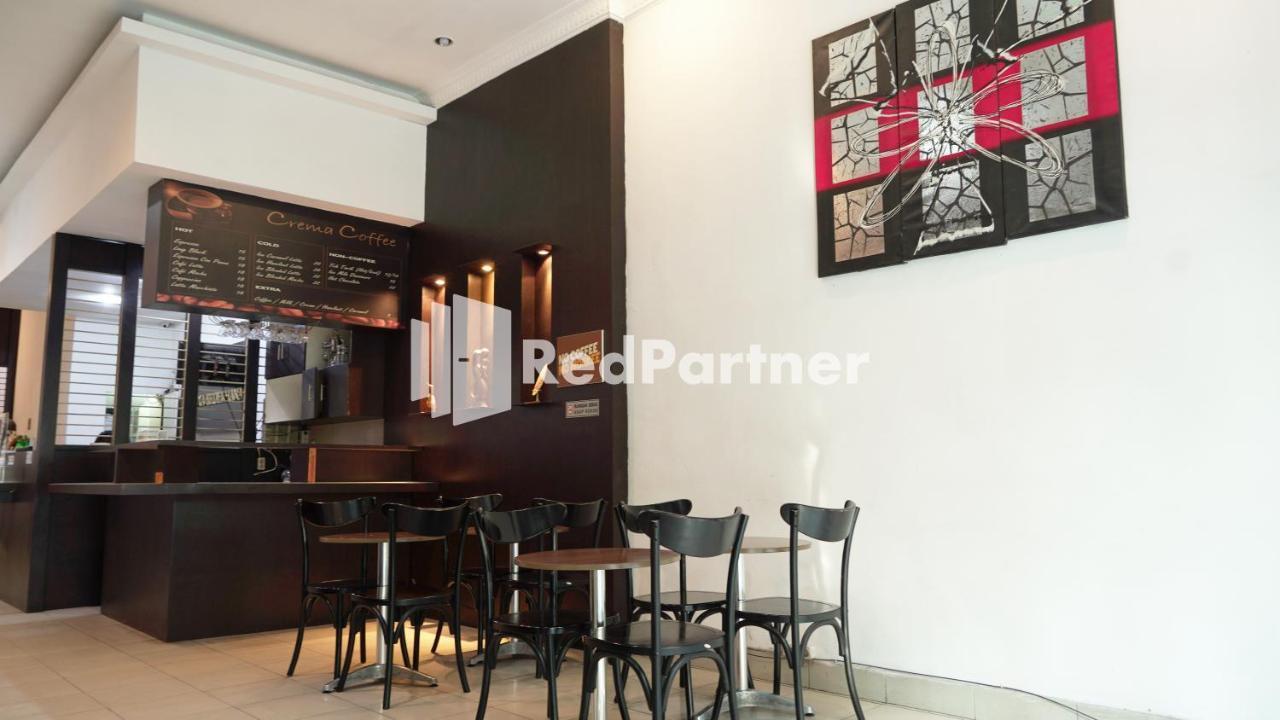 Wisma Sederhana Mitra Reddoorz Medan Exteriör bild