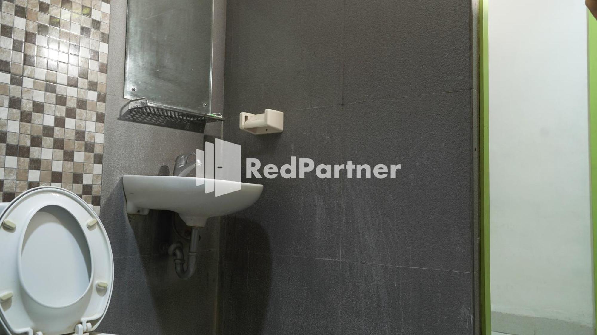 Wisma Sederhana Mitra Reddoorz Medan Rum bild