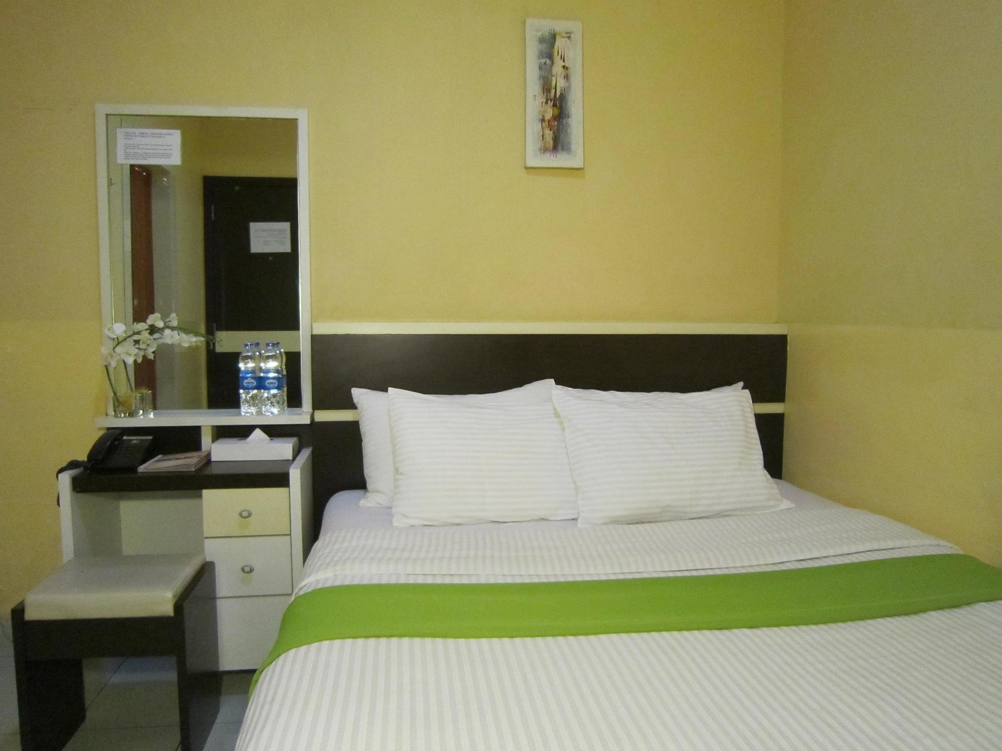 Wisma Sederhana Mitra Reddoorz Medan Exteriör bild